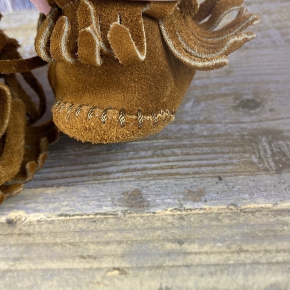 Infant Minnetonka Brown Suede Moccasin Booties With Fringe - See Measurements - Picture 5 of 9